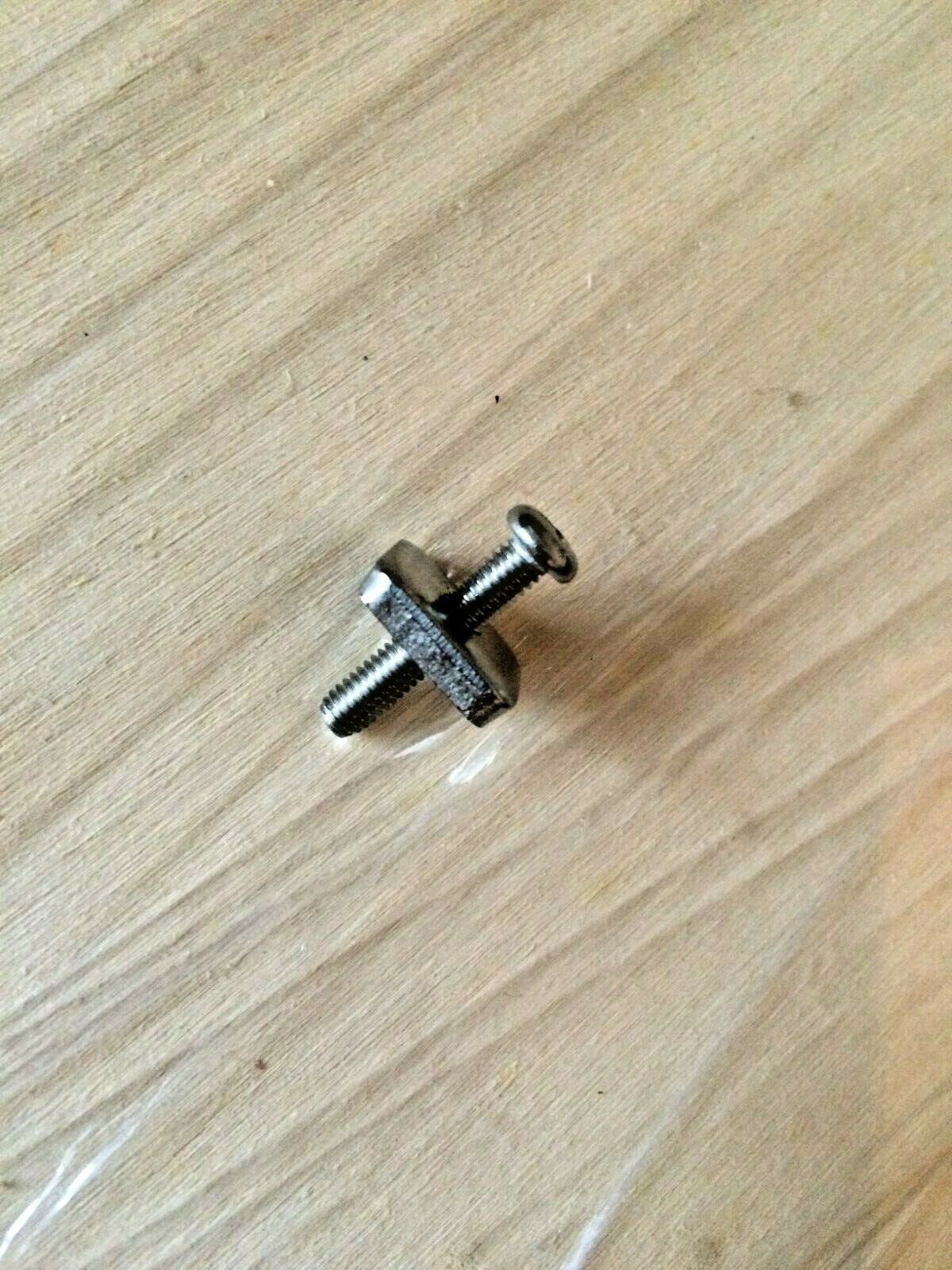 Schraube + Plättchen M4x20mm Edelstahl für US Box Finne